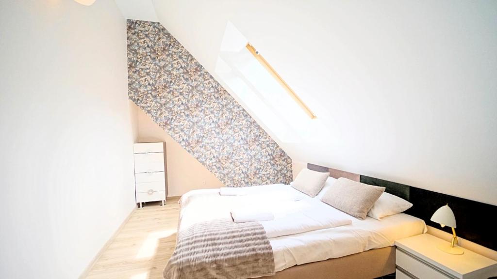 Posteľ alebo postele v izbe v ubytovaní Apartamenty EverySky - Komuny Paryskiej