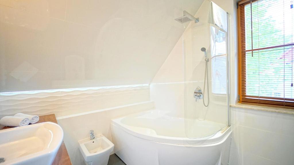Kúpeľňa v ubytovaní Apartamenty EverySky - Komuny Paryskiej