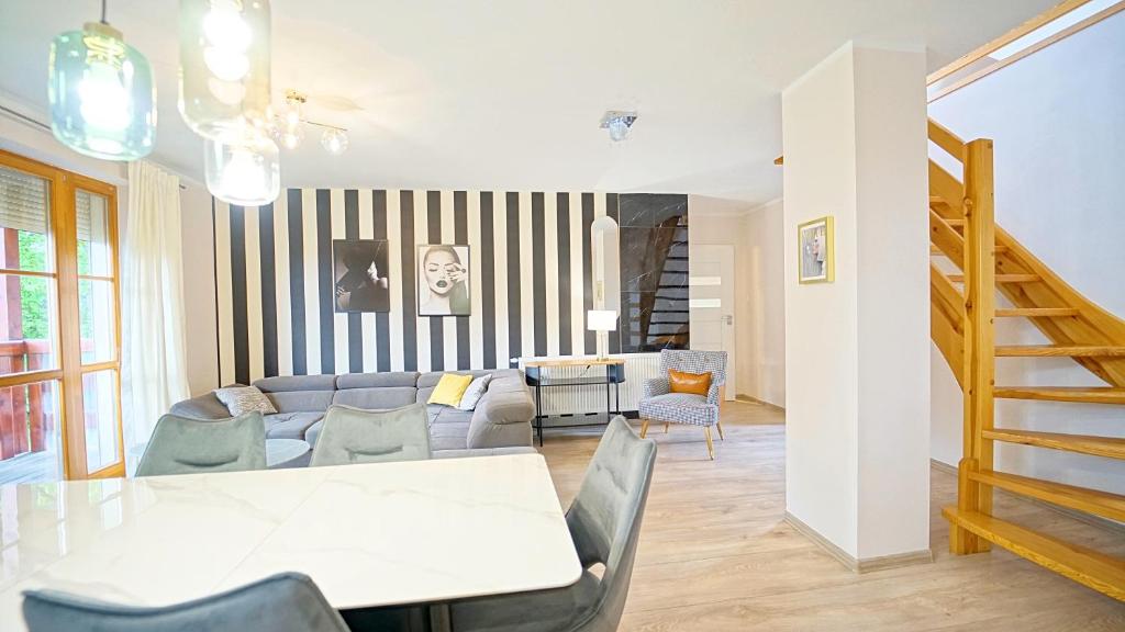 Posedenie v ubytovaní Apartamenty EverySky - Komuny Paryskiej