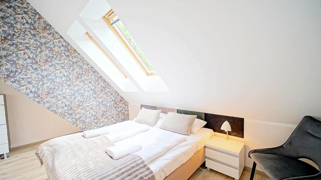 Posteľ alebo postele v izbe v ubytovaní Apartamenty EverySky - Komuny Paryskiej