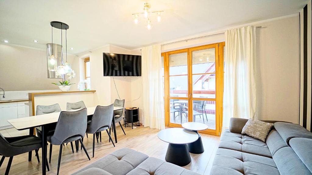 Televízia a/alebo spoločenská miestnosť v ubytovaní Apartamenty EverySky - Komuny Paryskiej
