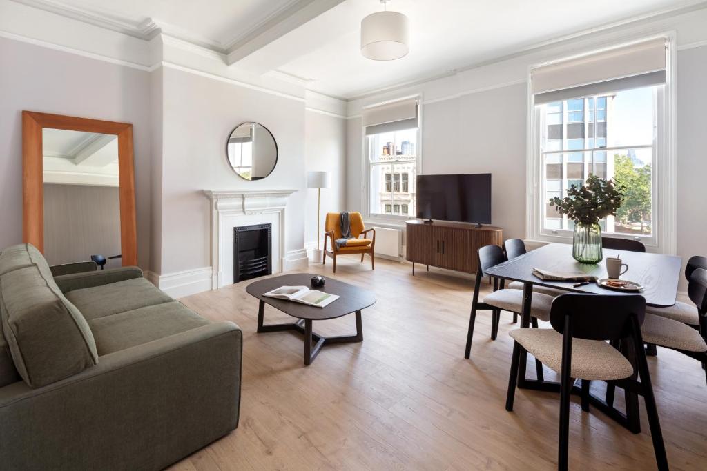 TV a/nebo společenská místnost v ubytování Marlin Westminster Apartments