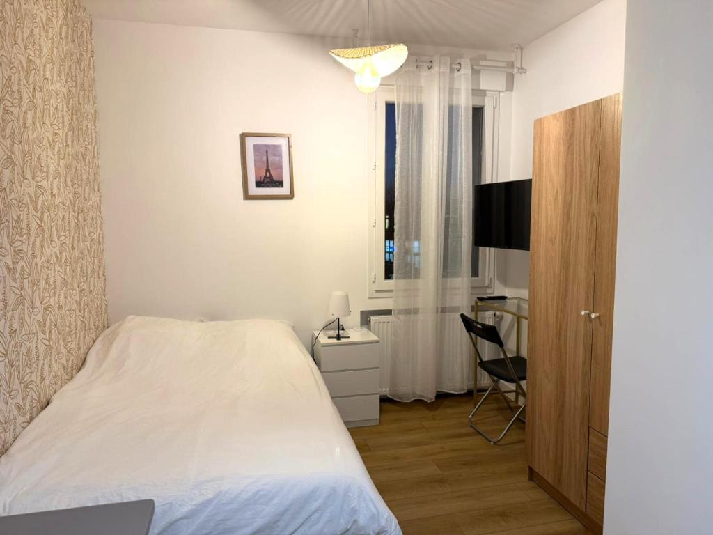 une chambre avec un lit, un bureau et une télévision dans l'établissement M11 Marquer Studio le Clos Fleury, à Annemasse