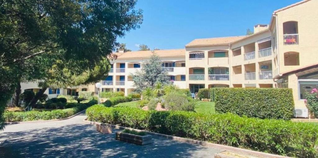 Il propose un grand appartement doté d'un jardin. dans l'établissement Bright apartment for 4 - near beach, à Saint-Raphaël