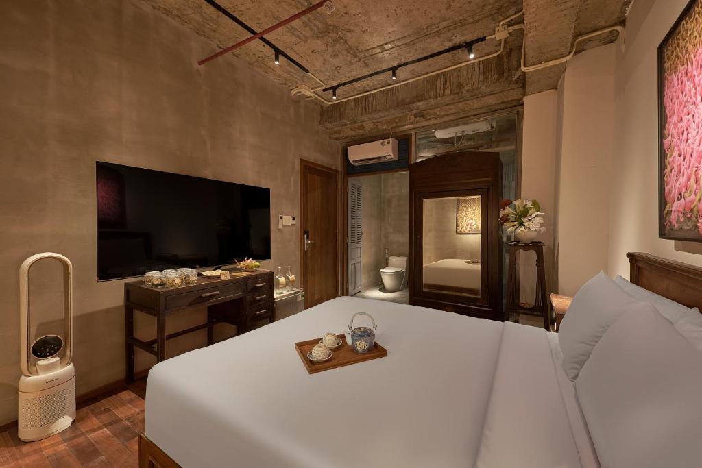 Artist Hideaway Room (Internal Window)