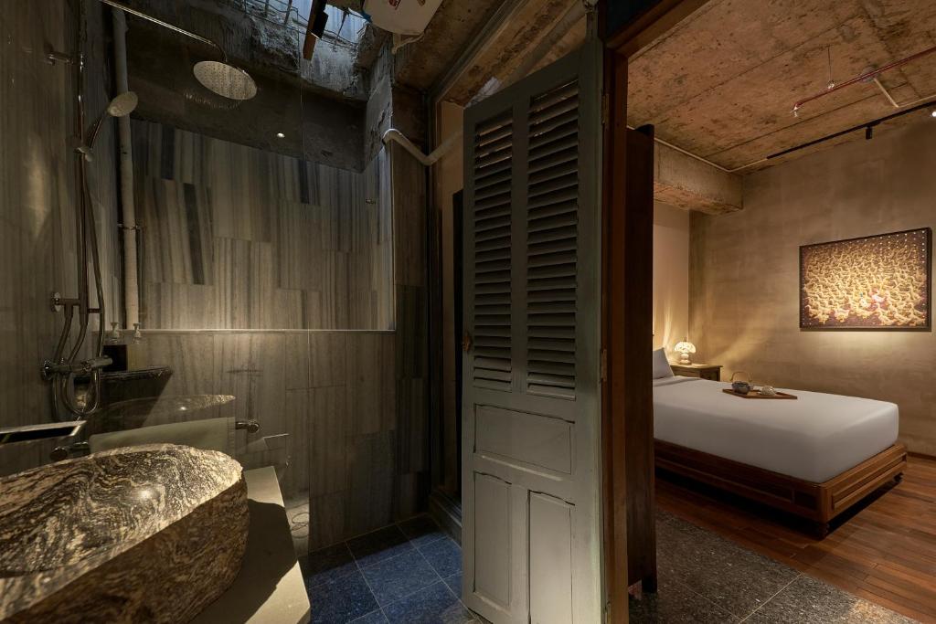 Artist Hideaway Room (Internal Window)