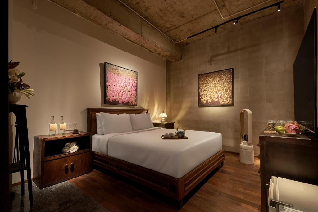 Artist Hideaway Room (Internal Window)