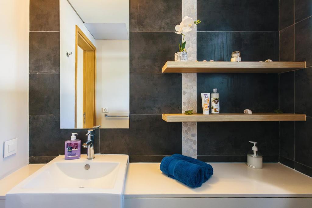 Een badkamer bij Modern Apt - Direct Pool Access - Beaches 2 min