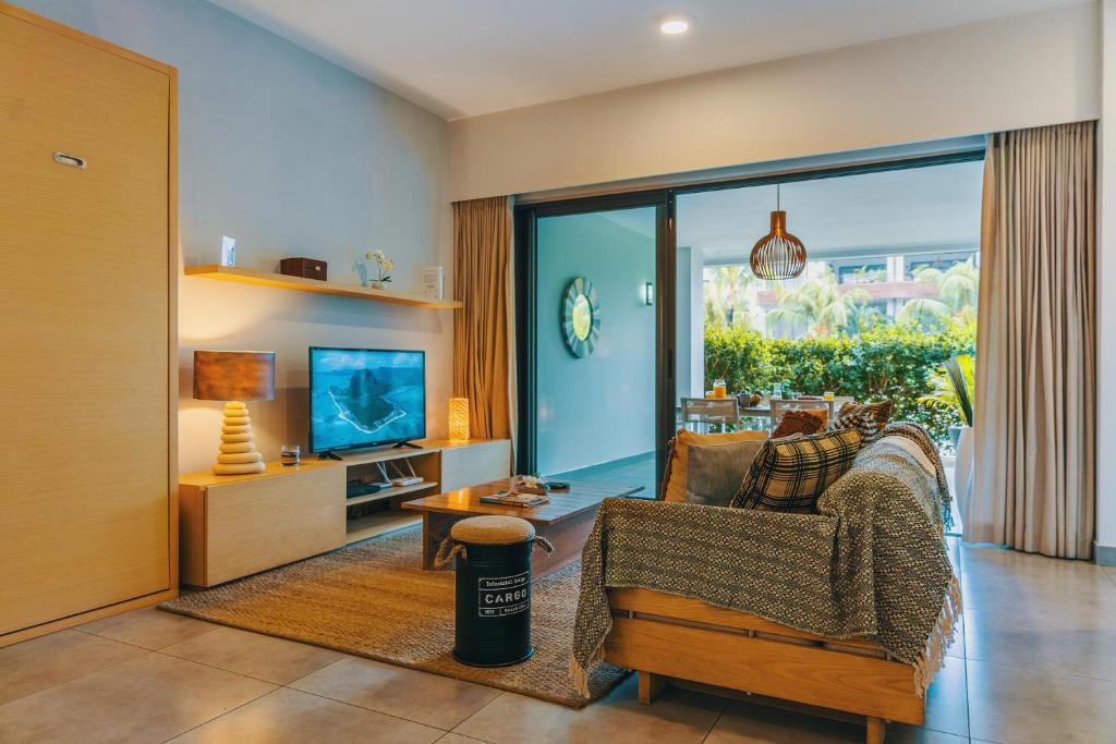 Een TV en/of entertainmentcenter bij Modern Apt - Direct Pool Access - Beaches 2 min
