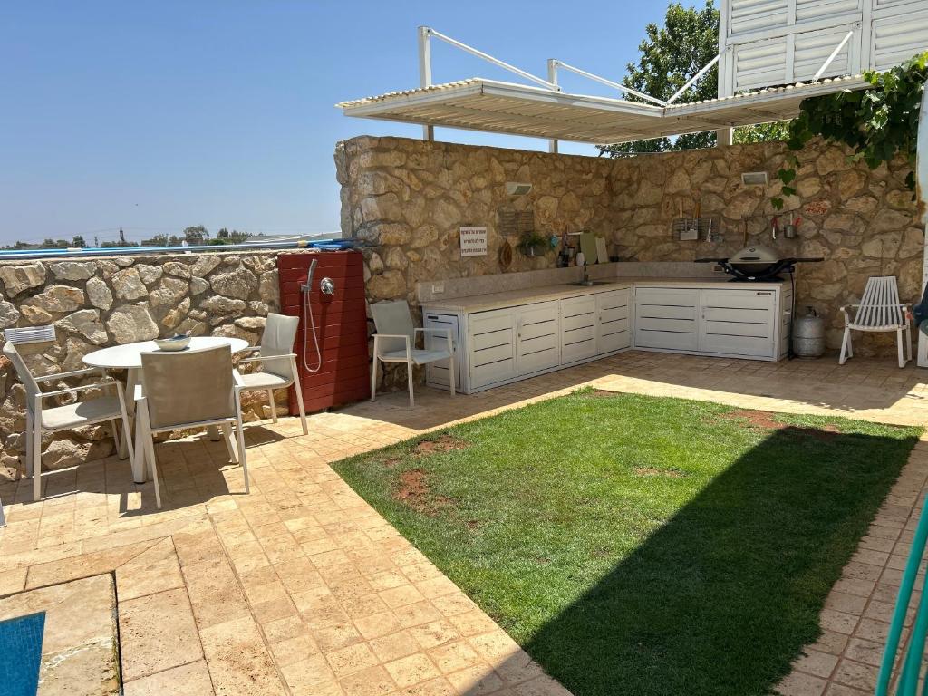 Patio nebo venkovní prostory v ubytování Nofesh Ba Alon 10