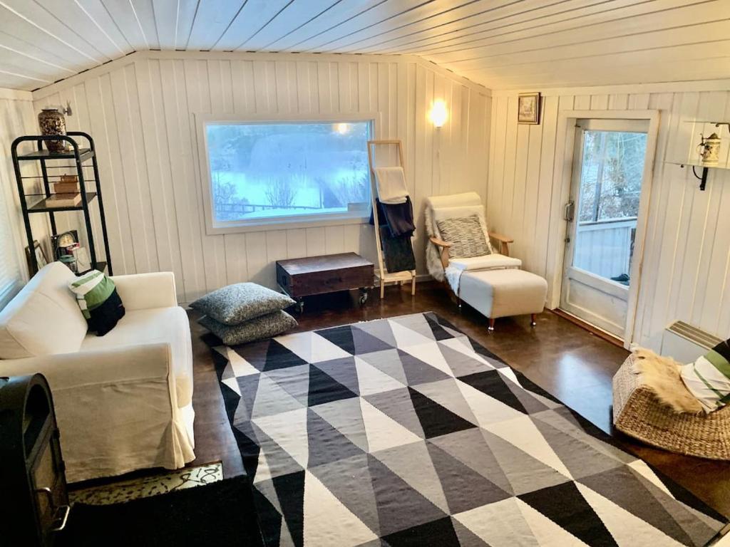 un soggiorno con pavimento a scacchi di Cabin at Hestsjøen Badeplass a Trondheim