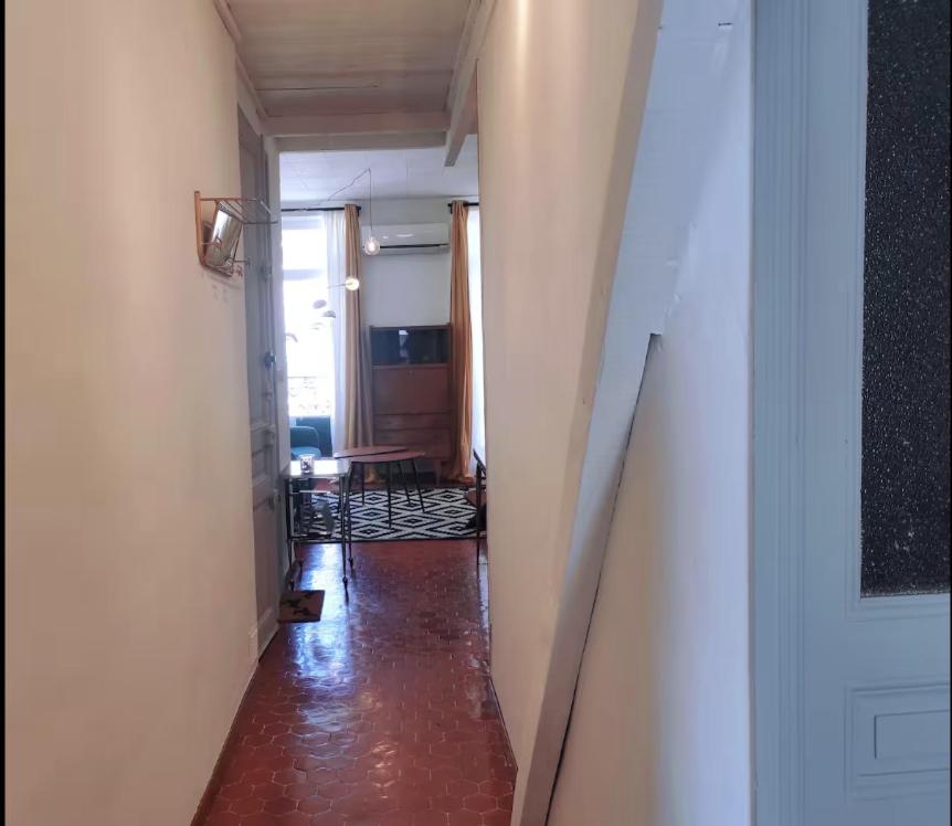 un couloir vide avec hallwayngthngthngthngthngthngthngthngthngthngthngthngthngthngth dans l'établissement Charmant T3 - métro Chartreux 10ALT, à Marseille