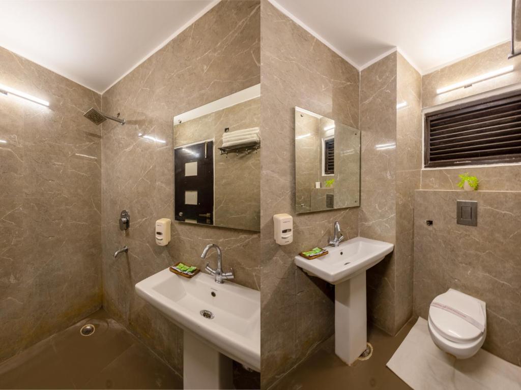 Koupelna v ubytování Chanchal Continental # Near to New Delhi Station # Family Hotel # Customer's Choice Hotel # Budget Friendly Hotel