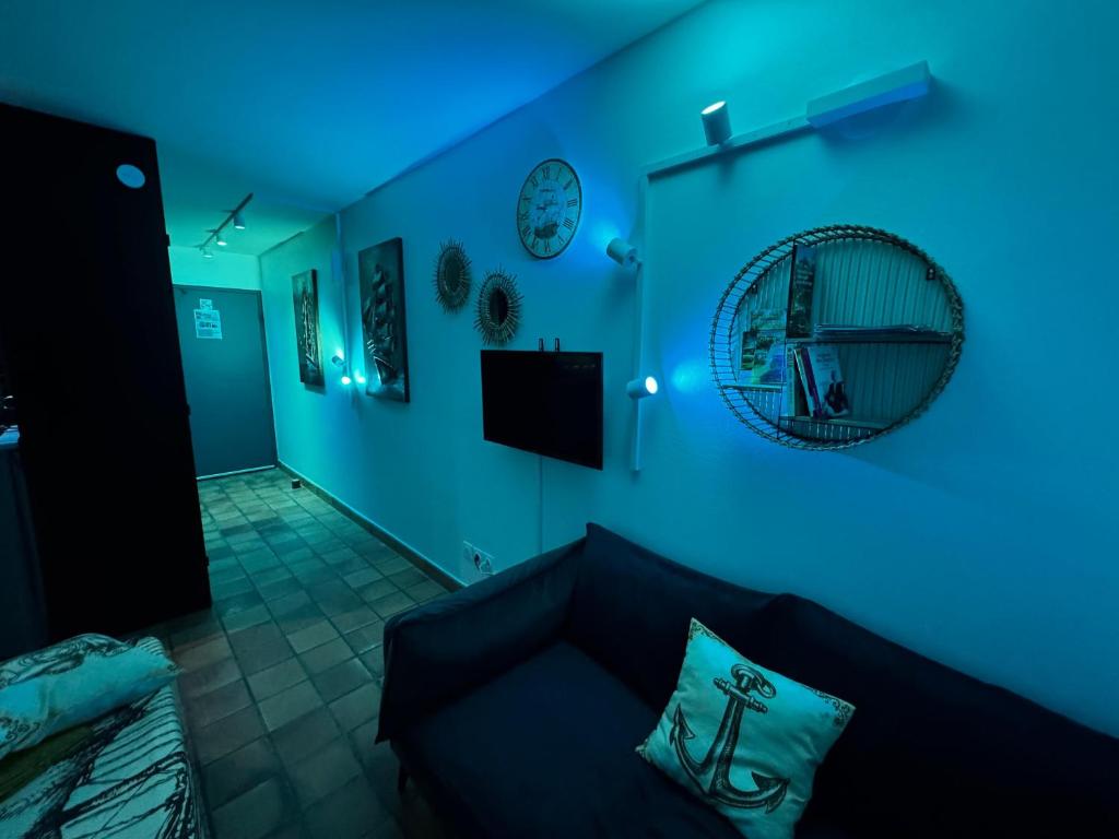 TV a/nebo společenská místnost v ubytování La Caravelle - Studio Lumineux Évasion en Bord de Mer