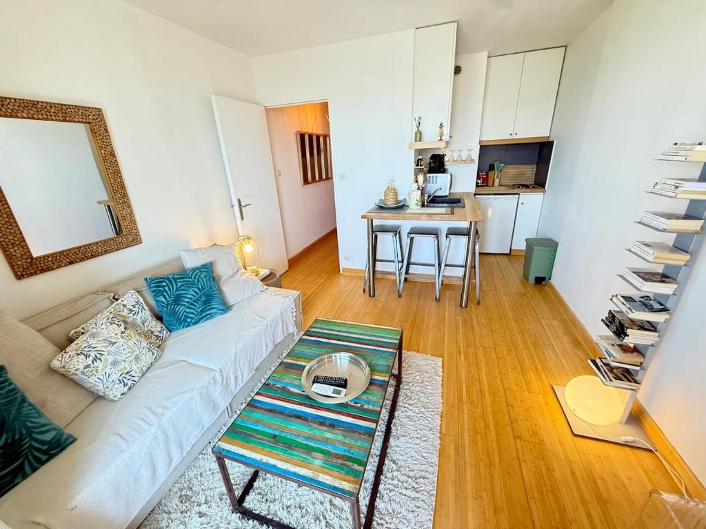 un salon avec un canapé et une table dans l'établissement Coudou YourHostHelper, à Six-Fours-les-Plages