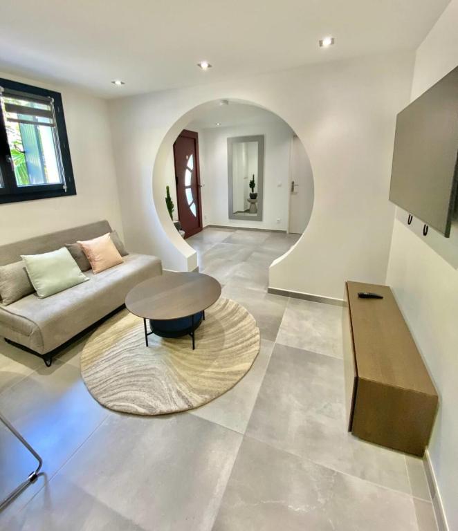 un salon avec un canapé et une table dans l'établissement Apartment for 4 with garden - near park, à Fréjus