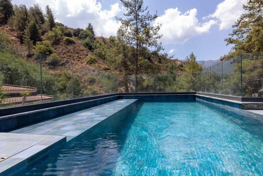2K Group Kakopetria Luxury Villa with pool & sauna