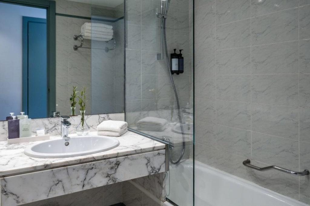 Koupelna v ubytování Hotel Montjoi by Brava Hoteles