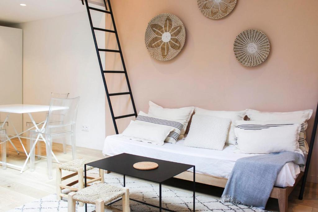 Habitación con cama con escalera y mesa en Charming house in Montreuil with terrace, en Montreuil