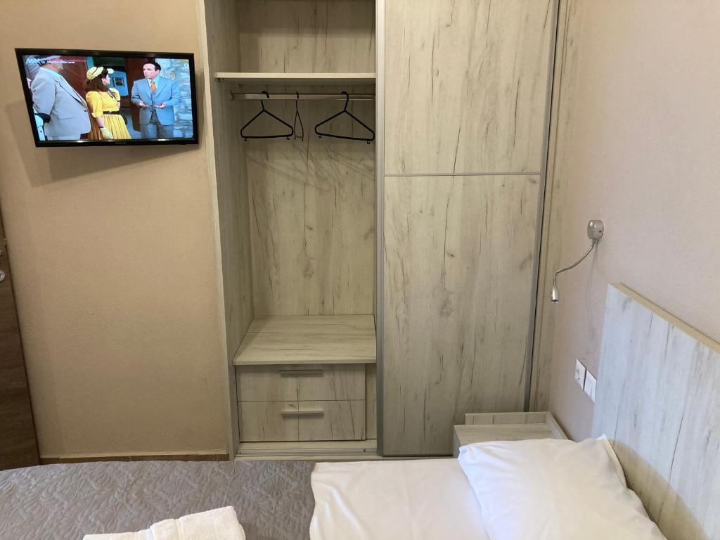 Postel nebo postele na pokoji v ubytování Thealos Rooms