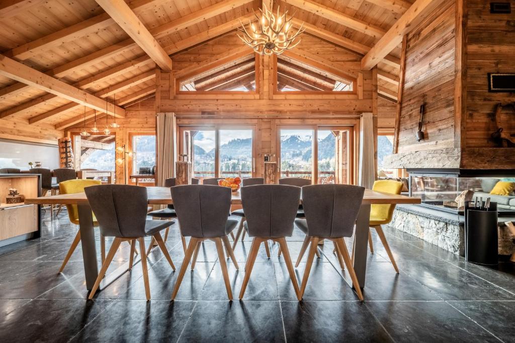 a dining room with a table and chairs at Heavenly, Montriond, luxe, 8-12 personnes in Montriond