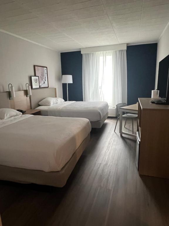 Postel nebo postele na pokoji v ubytování Lockport Hotel