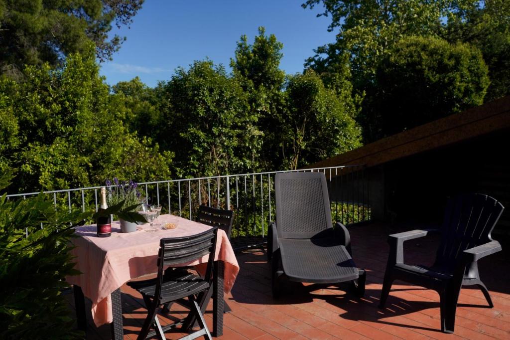 a table and chairs sitting on a patio at La stamberga nel bosco in Asciano Pisano