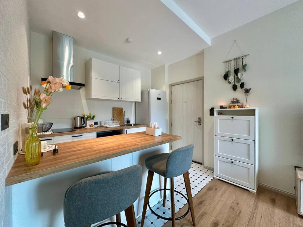 cocina con encimera con 2 sillas y encimera en JU3 Halo NEW ВатСaп66935B2I976, en Nai Yang Beach
