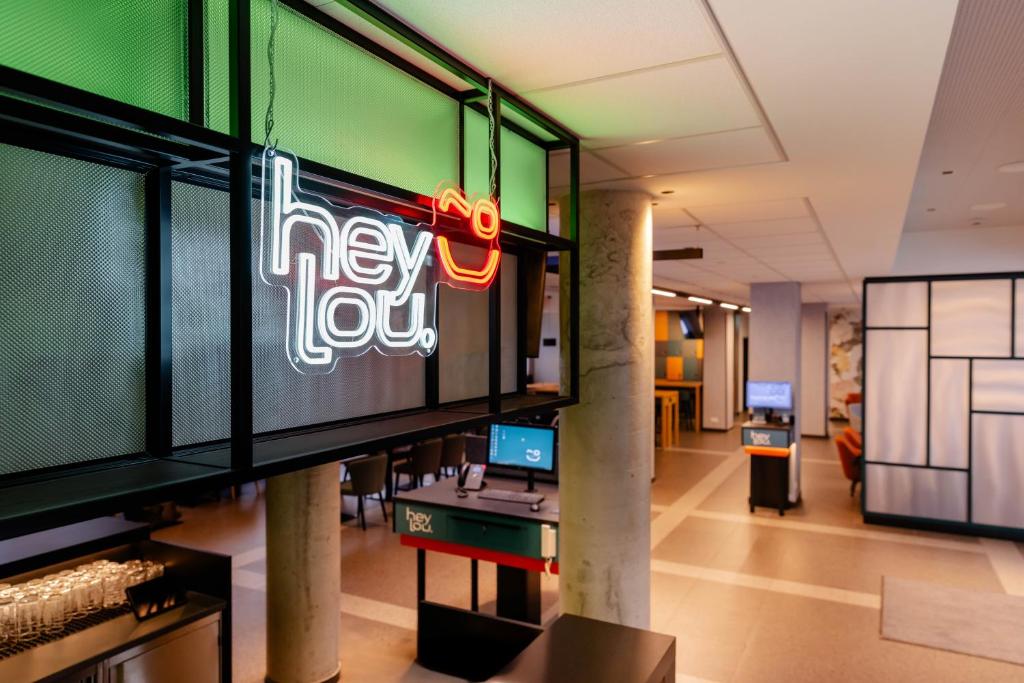 TV a/nebo společenská místnost v ubytování Hey Lou Hotel Karlsruhe Messe