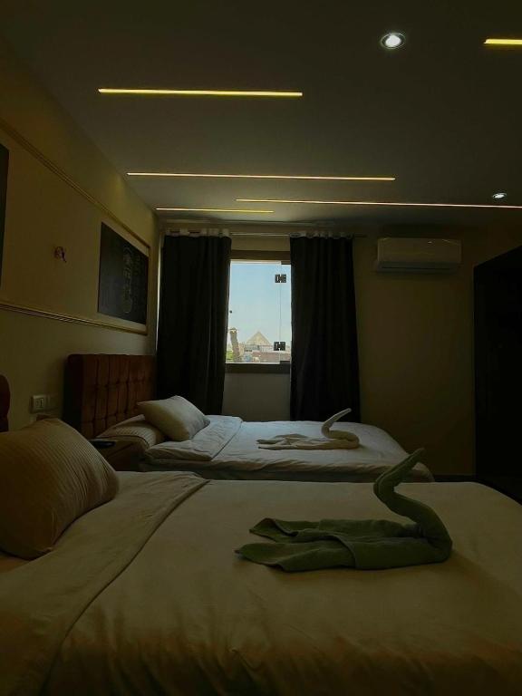 Postel nebo postele na pokoji v ubytování The View Pyramids Hotel