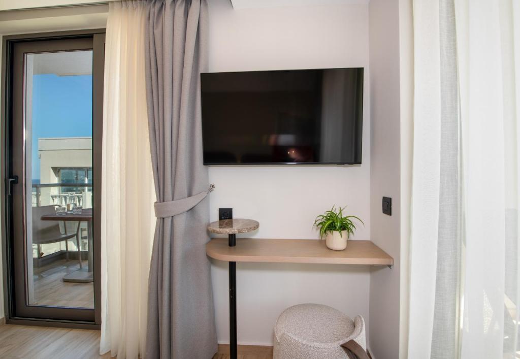 TV a/nebo společenská místnost v ubytování EdgeWater Beach Hotel