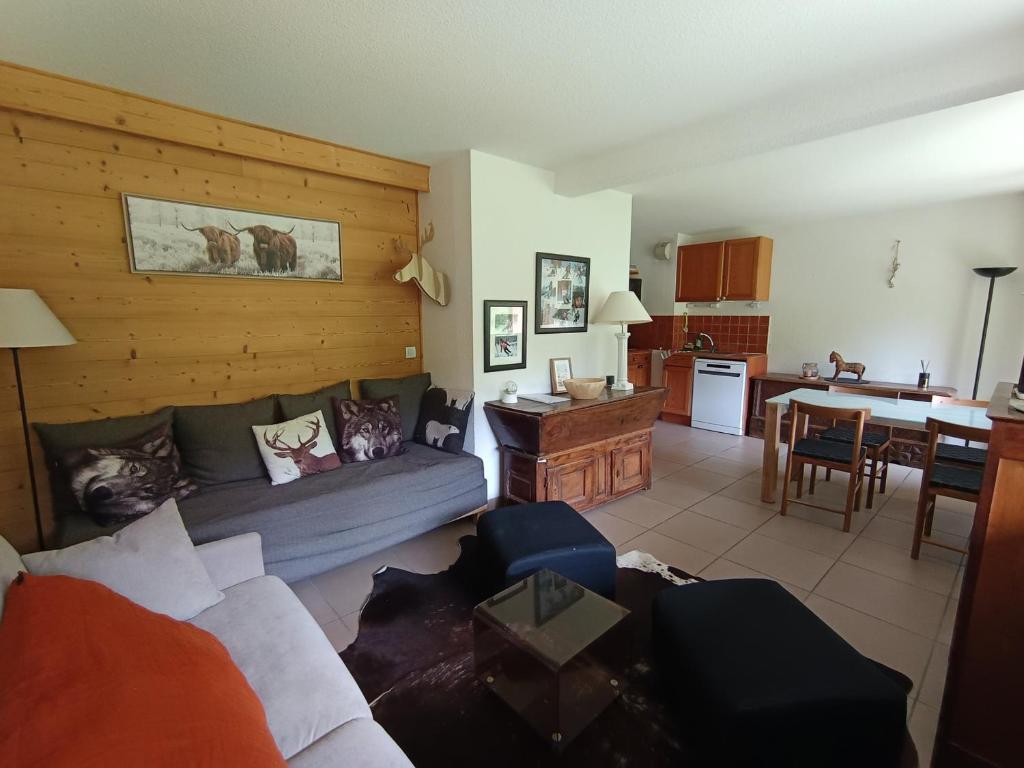 un salon avec un canapé et une cuisine dans l'établissement Appartement 6 pers. - Accès direct pistes - Terrasse ensoleillée - Classé 2* - FR-1-445-10, à Montgenèvre