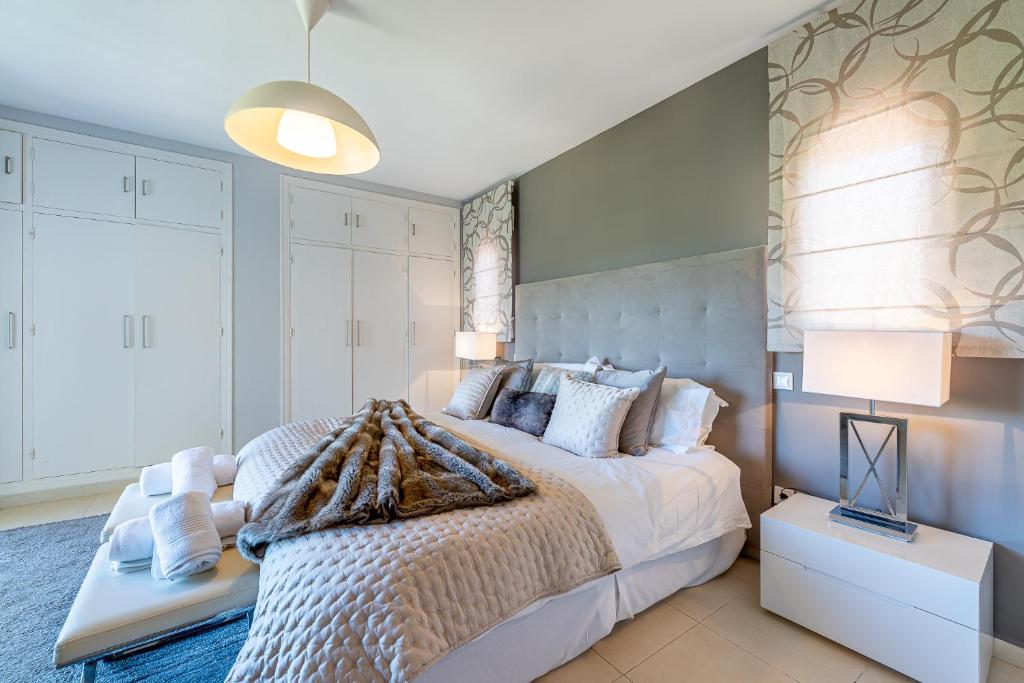 Posteľ alebo postele v izbe v ubytovaní Stunning 6 Bed Villa Private Pool Mijas Gol