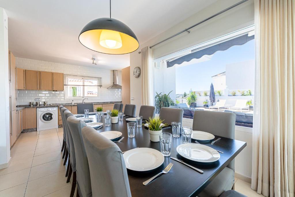 Kuchyňa alebo kuchynka v ubytovaní Stunning 6 Bed Villa Private Pool Mijas Gol