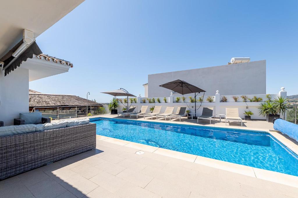 Bazén v ubytovaní Stunning 6 Bed Villa Private Pool Mijas Gol alebo v jeho blízkosti