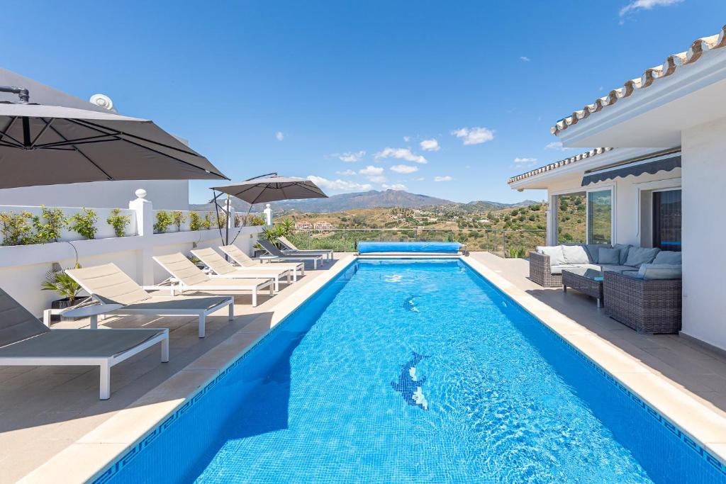 Bazén v ubytovaní Stunning 6 Bed Villa Private Pool Mijas Gol alebo v jeho blízkosti