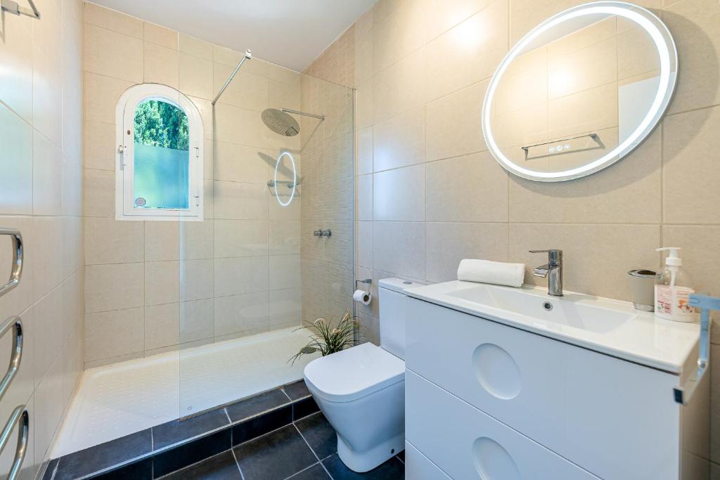 Kúpeľňa v ubytovaní Stunning 6 Bed Villa Private Pool Mijas Gol