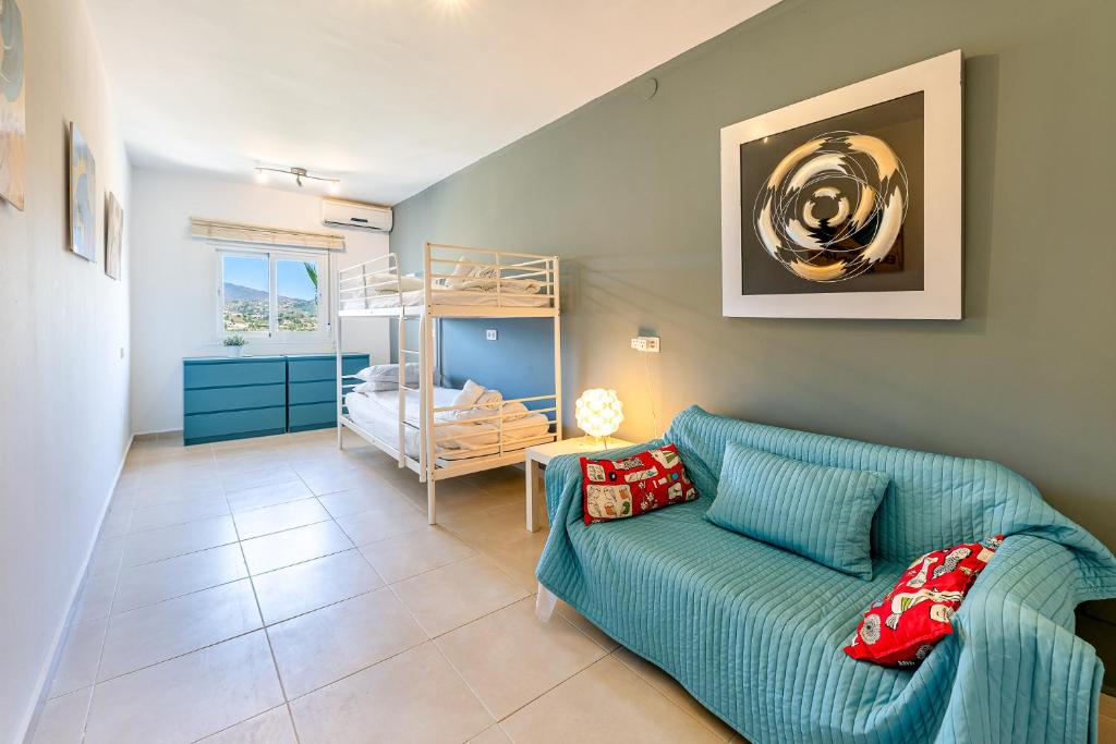 Posteľ alebo postele v izbe v ubytovaní Stunning 6 Bed Villa Private Pool Mijas Gol
