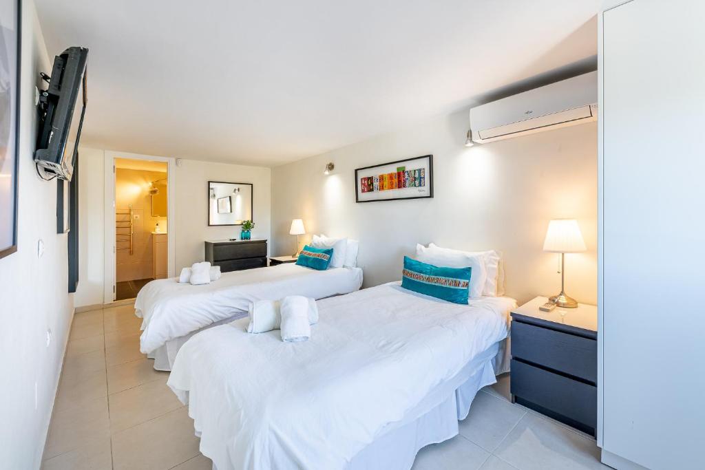 Posteľ alebo postele v izbe v ubytovaní Stunning 6 Bed Villa Private Pool Mijas Gol