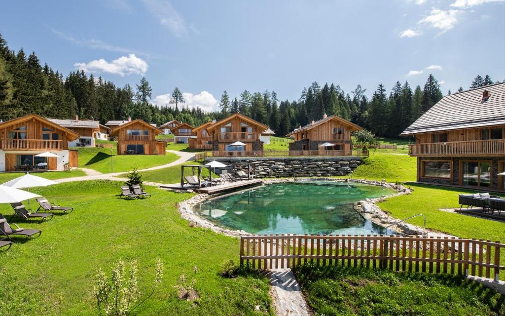 Bazén v ubytování Lerchpeuntgut Almchalets nebo v jeho okolí