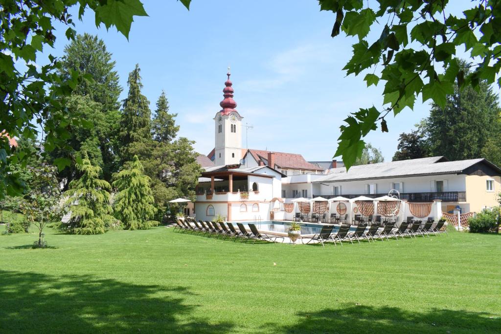 Aed väljaspool majutusasutust Gartenhotel Kloepferkeller