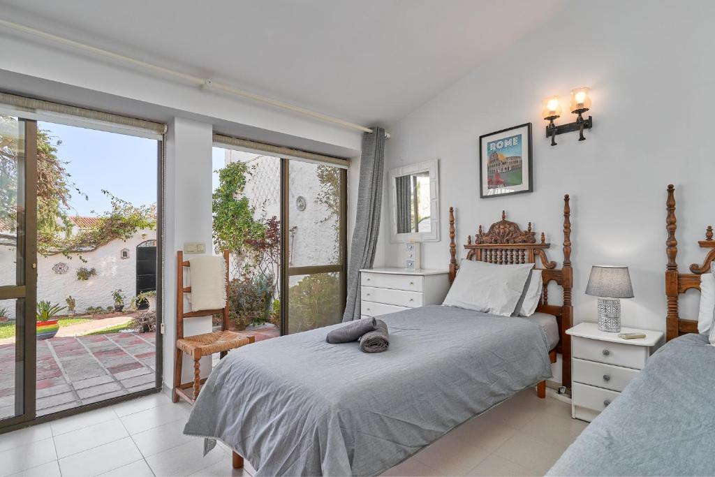 Postel nebo postele na pokoji v ubytování Capistrano Village, Casa Halo Nerja