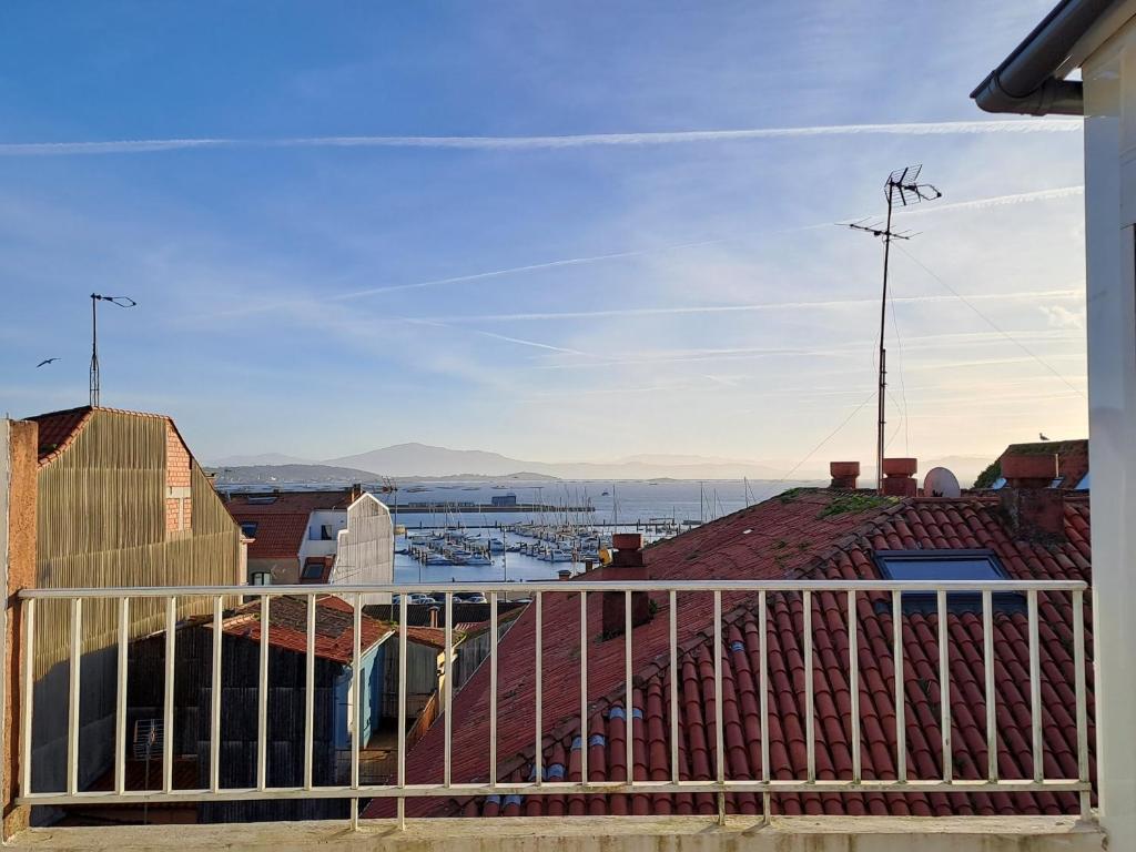 una vista di una città da un balcone di Atico con vistas a la Ría a A Pobra do Caramiñal