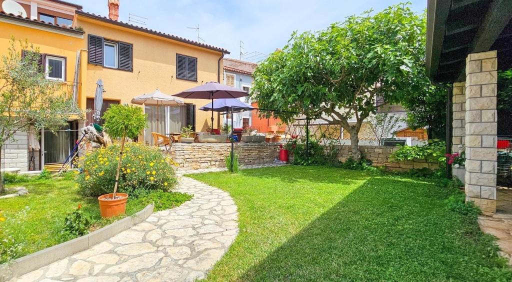 ノヴィグラード・イストラにあるMargarita 1の芝生裏庭