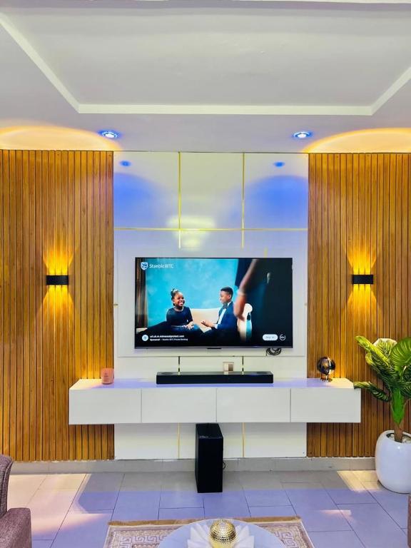 TV a/nebo společenská místnost v ubytování Guarantee Properties