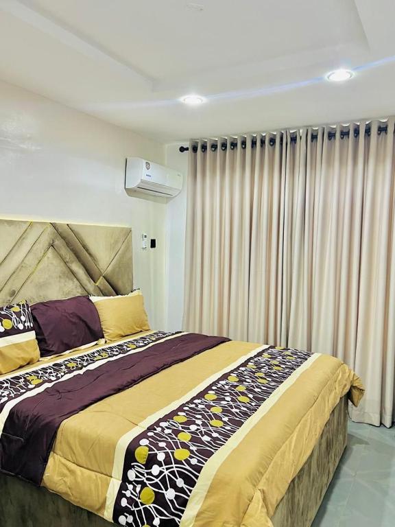 Postel nebo postele na pokoji v ubytování Guarantee Properties