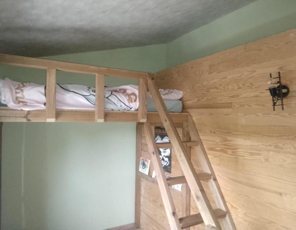 Palanda nebo palandy na pokoji v ubytování Gîte L'horizon