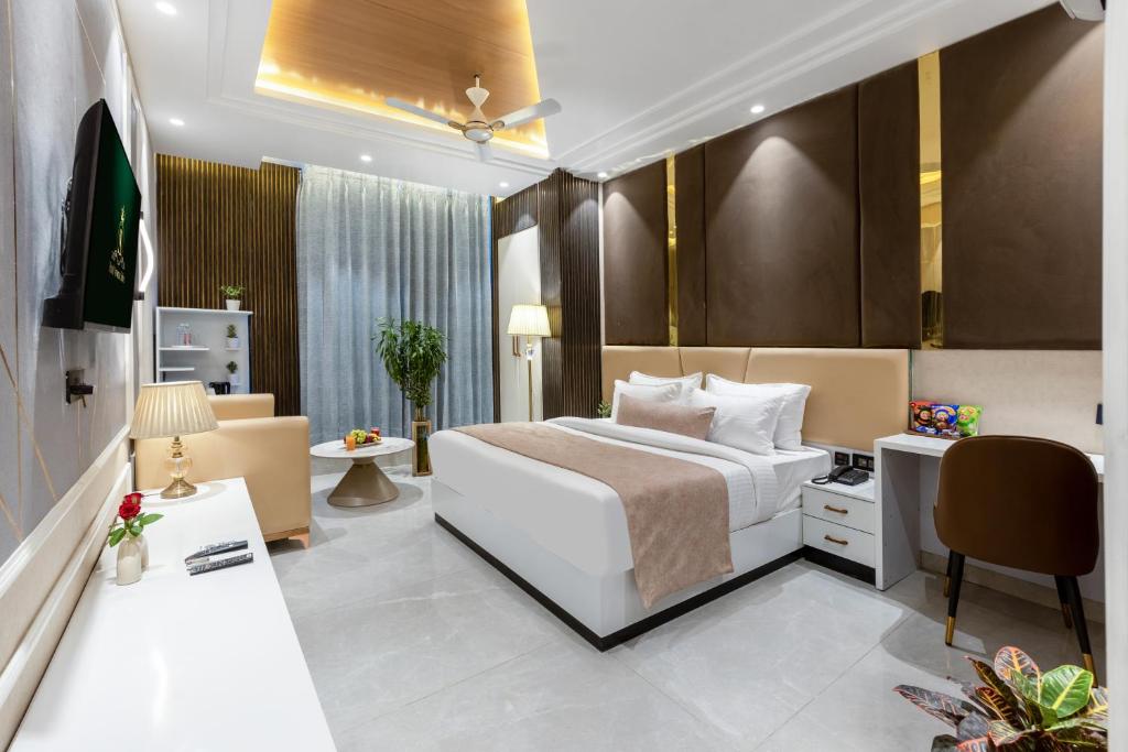 Postel nebo postele na pokoji v ubytování Hotel Aroma Suites Near Delhi Airport