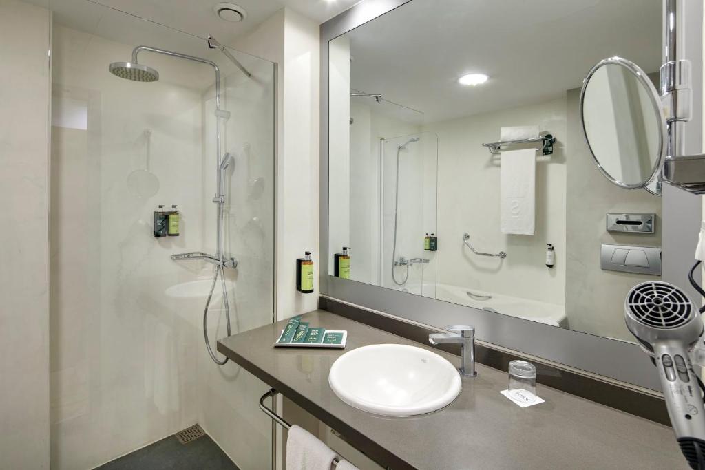 A bathroom at Sercotel Caspe