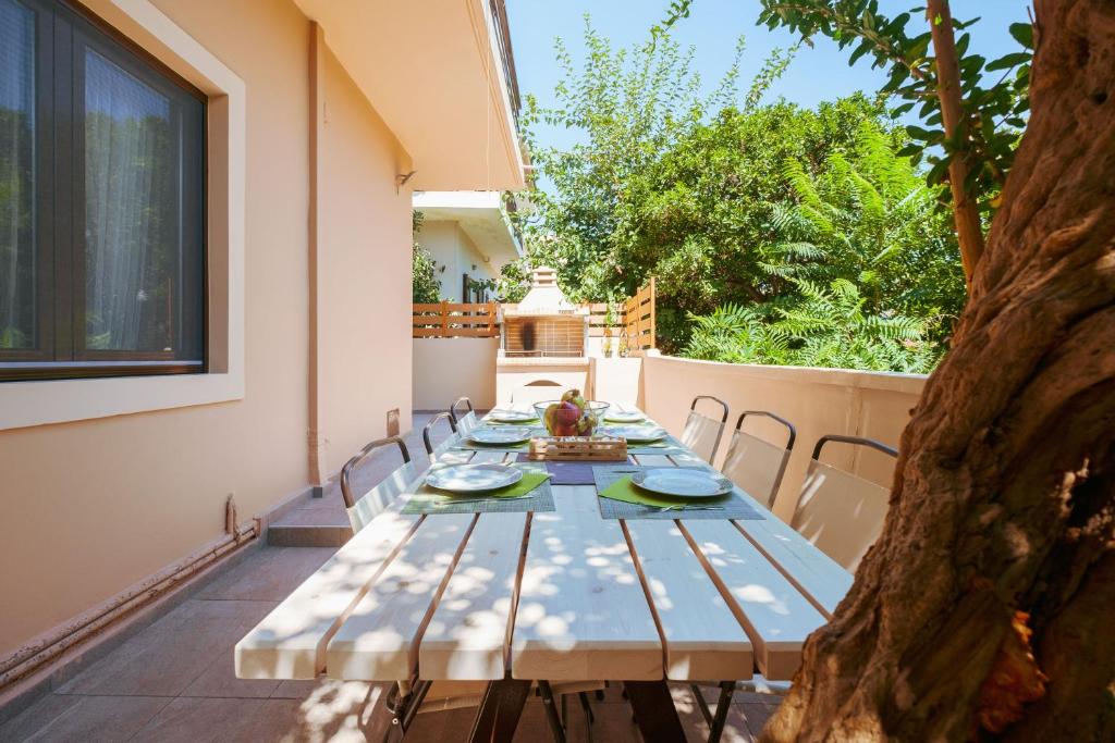 A garden outside Casa Veranda - 3 Bedroom House with BBQ & Backyard